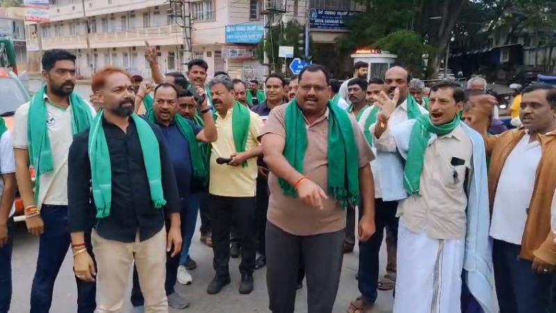 bjp stages road blockade protest in davanagere demanding water supply from the bhadra project