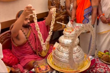 devotees presented a 4 kg silver crown and a 1 kg silver weapon to the hindu maha ganapathi in chikkamagaluru
