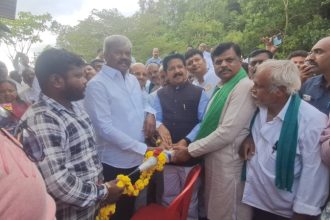 district in charge minister t raghumurthy inaugurated the experimental water release program at the intake point of bhadra reservoir to the chitradurga branch canal 2