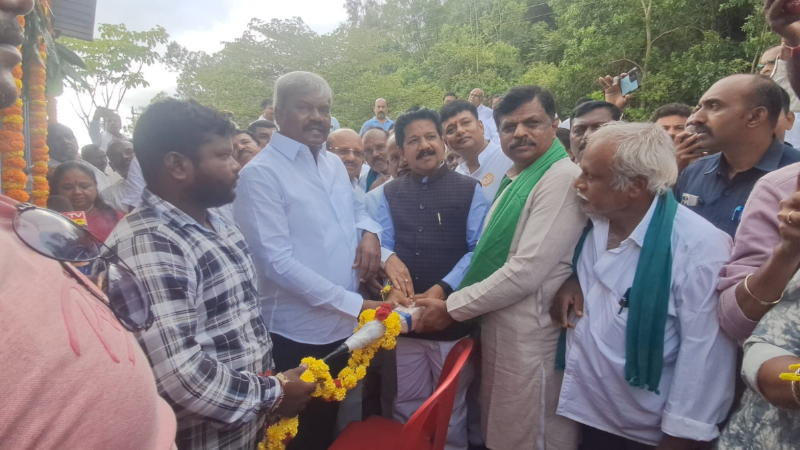 district in charge minister t raghumurthy inaugurated the experimental water release program at the intake point of bhadra reservoir to the chitradurga branch canal 2