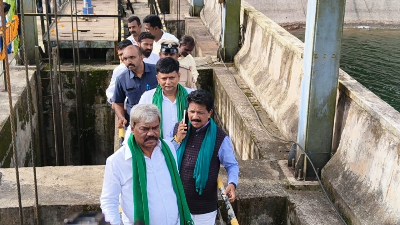ಕೋಟೆ ನಾಡಿನತ್ತ ಹರಿದ ಭದ್ರಾ ನೀರು - ಹಲವು ದಶಕಗಳ ಕನಸು ನನಸಾಗುವ ಕಾಲ ಸನ್ನಿಹಿತ 13 district in charge minister t raghumurthy inaugurated the experimental water release program at the intake point of bhadra reservoir to the chitradurga branch canal