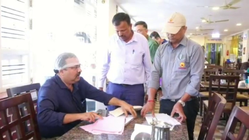 ಮಡಿಕೇರಿಯ ಹಲವು ಹೋಟೆಲ್‌ಗಳ ಮೇಲೆ ಅಧಿಕಾರಿಗಳ ದಾಳಿ – ಸ್ವಚ್ಛತೆ ಇಲ್ಲದ ಹೋಟೆಲ್‌ಗಳಿಗೆ ನೋಟಿಸ್‌