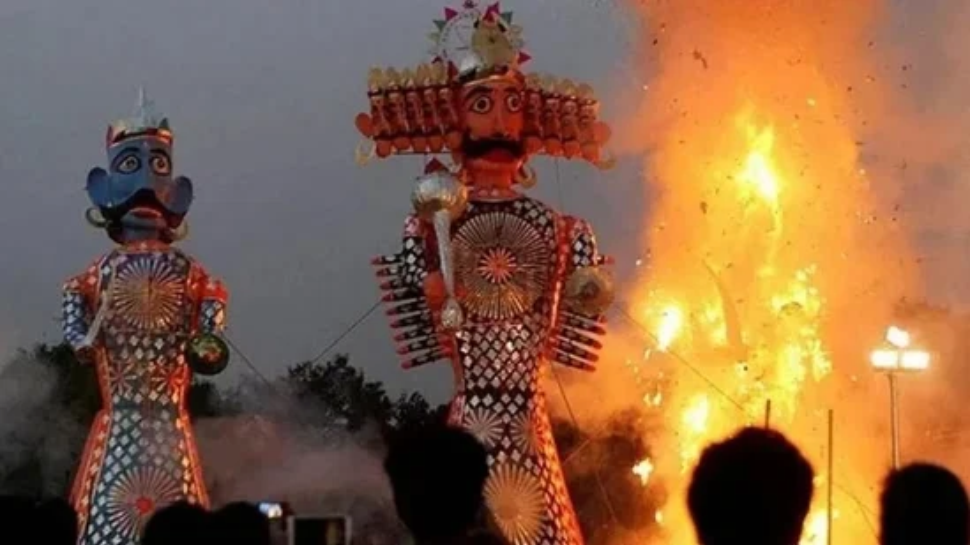 ಕಾಕ್ರೋಚ್‌ ವಿರುದ್ಧ ʻಸ್ವಚ್ಛ ದೆಹಲಿʼ ಅಭಿಯಾನ – ರಾಮಲೀಲಾದಲ್ಲಿ ರಾವಣನ ಜೊತೆ 30 ಅಡಿ ʻಜಿರಳೆʼ ದಹನ!