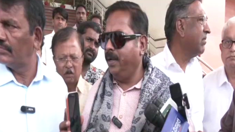 SIR ಪಾಲಿಟಿಕ್ಸ್‌ – ಪೇದೆಗೆ ಬೆಳಗಾವಿ ಶಾಸಕ ಅಭಯ್ ಪಾಟೀಲ್ ಕ್ಯಾಮೆರಾ ಮುಂದೆಯೇ ಕ್ಲಾಸ್‌