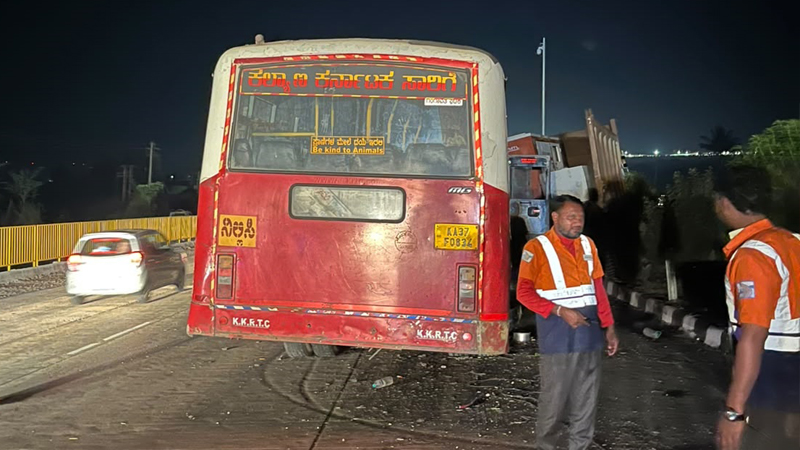 ಕೆಎಸ್‌ಆರ್‌ಟಿಸಿ ಬಸ್ ಅಪಘಾತ – ಚಾಲಕ ಸ್ಥಳದಲ್ಲೇ ಸಾವು, 12 ಪ್ರಯಾಣಿಕರಿಗೆ ಗಾಯ