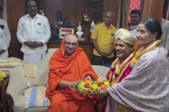 Actor Prabhudev to Suttur mutt
