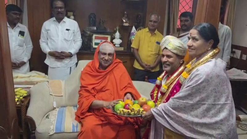Actor Prabhudev to Suttur mutt