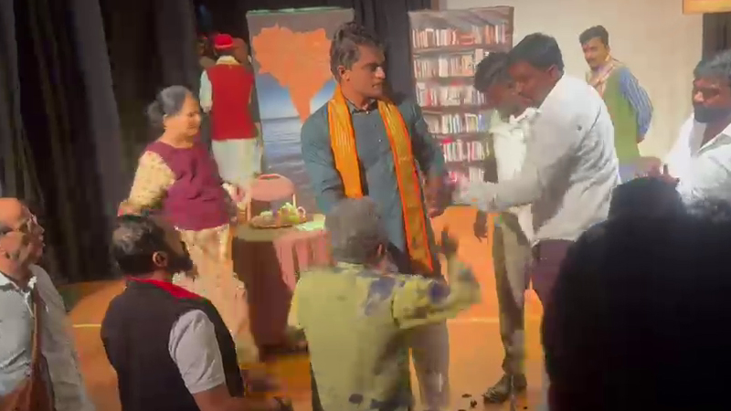 ʻಗಾಂಧಿ ಹತ್ಯೆಯ ಸತ್ಯʼ ನಾಟಕ ಪ್ರದರ್ಶನದ ವೇಳೆ ಗದ್ದಲ; ಅಡ್ಡಂಡ ಕಾರ್ಯಪ್ಪ ಮುಖಕ್ಕೆ ಮಸಿ ಬಳಿದು ಆಕ್ರೋಶ 2 Addanda Cariappa 2