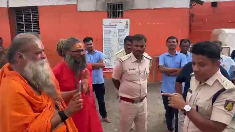 ಅಂಜನಾದ್ರಿ ಬೆಟ್ಟದಲ್ಲಿ ವಿದ್ಯಾದಾಸ್ ಬಾಬಾ, ಕೊಪ್ಪಳ ಜಿಲ್ಲಾಡಳಿತದ ಮಧ್ಯೆ ಮುಂದುವರಿದ ಜಟಾಪಟಿ