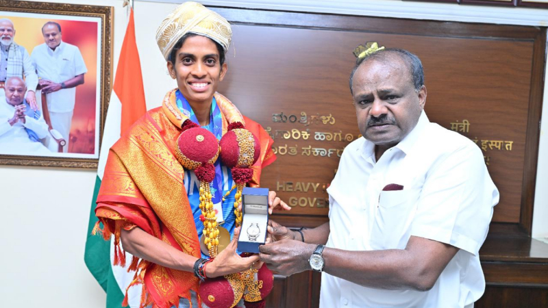 ಏಷ್ಯನ್ ಗೇಮ್ಸ್ ಪದಕ ವಿಜೇತೆ ಪೂವಮ್ಮಗೆ ಹೆಚ್ಡಿಕೆ ಸನ್ಮಾನ 10 Asian Games MR Poovamma HD Kumaraswamy 1