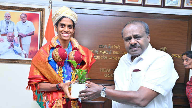ಏಷ್ಯನ್ ಗೇಮ್ಸ್ ಪದಕ ವಿಜೇತೆ ಪೂವಮ್ಮಗೆ ಹೆಚ್ಡಿಕೆ ಸನ್ಮಾನ 11 Asian Games MR Poovamma HD Kumaraswamy 2