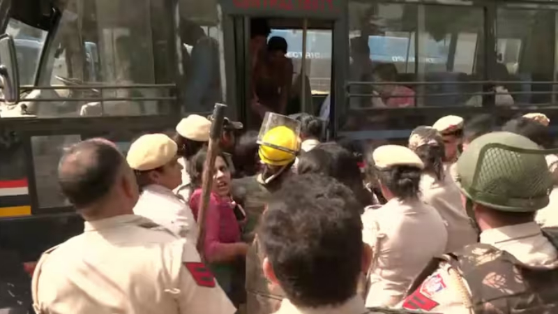 ದೆಹಲಿ ಕನ್ನಾಟ್ ಪ್ಲೇಸ್‌ನಲ್ಲಿ ಪೊಲೀಸರ ಮೇಲೆ ಕಲ್ಲು ತೂರಾಟ – ಇಬ್ಬರಿಗೆ ಗಾಯ, 50 ಪ್ರತಿಭಟನಾಕಾರರು ವಶಕ್ಕೆ
