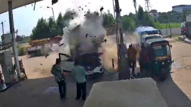 CNG Car Explodes Gujarat