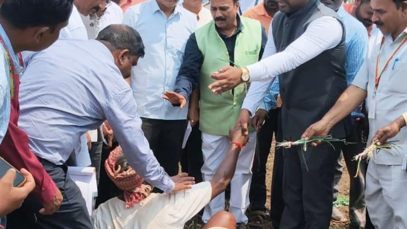 ಬಾಗಲಕೋಟೆಯಲ್ಲಿ ಬರ ಅಧ್ಯಯನ ತಂಡದ ಪರಿಶೀಲನೆ: ಅಧಿಕಾರಿಗಳ ಕಾಲಿಗೆ ಬಿದ್ದು ಕಣ್ಣೀರಿಟ್ಟ ರೈತ 9 Central Drought Study Team Assesses Crop Loss in Bagalkote 1