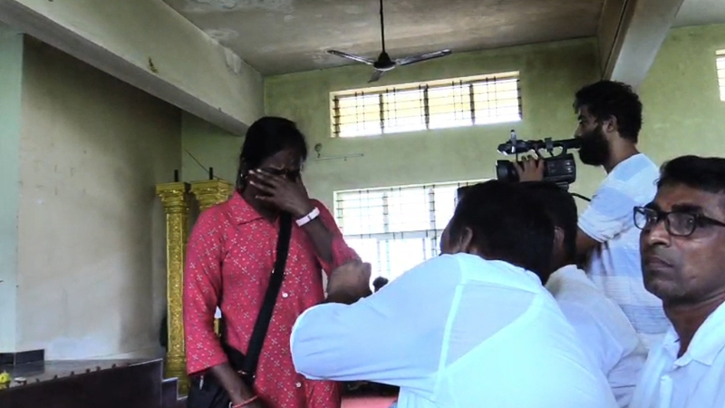 ಶೌಚಾಲಯಕ್ಕೆ ಜಾತಿ ಕೇಳಿದ ಅಧಿಕಾರಿಗಳು – ತುಂಬಿದ ಸಭೆಯಲ್ಲಿ ಶಾಸಕರ ಎದುರೇ ಕಣ್ಣೀರಿಟ್ಟ ಮಹಿಳೆ!