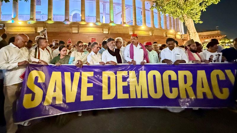 ಪ್ರಜಾಪ್ರಭುತ್ವ ಉಳಿಸೋ ನಿಟ್ಟಿನಲ್ಲಿ ಹೋರಾಟ, ಒಂದು ಮತವನ್ನೂ ಕಿತ್ತಾಕೋಕೆ ಬಿಲ್ಲ – ದಿಲ್ಲಿಯಲ್ಲಿ ಡಿಕೆಶಿ ಗುಡುಗು