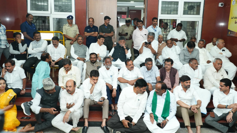 SIR ಅಕ್ರಮ ಆರೋಪ| ಚುನಾವಣಾ ಆಯೋಗದ ಕಚೇರಿ ಮೆಟ್ಟಿಲಲ್ಲೇ ಸಿಎಂ, ಸಚಿವರ ಧರಣಿ; ಎಫ್‌ಐಆರ್‌ಗೆ ಪಟ್ಟು