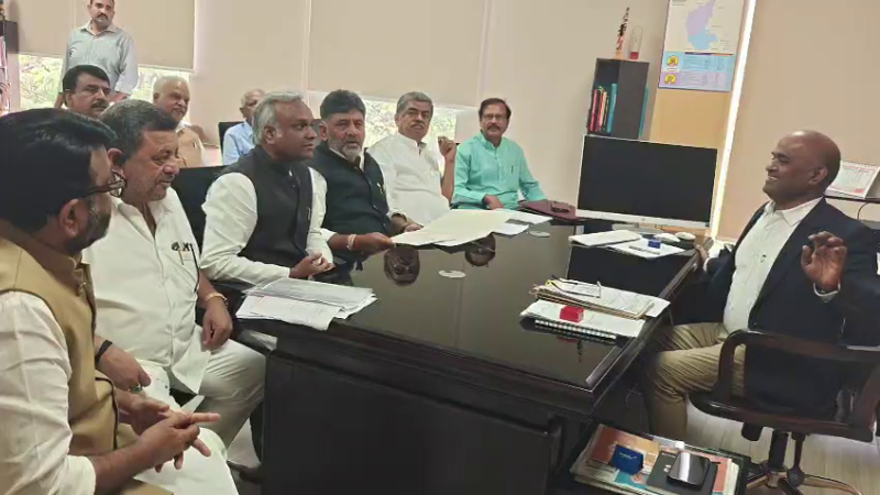 ಕಾಂಗ್ರೆಸ್ ಧರಣಿಗೆ ಮಣಿದ ರಾಜ್ಯ ಚುನಾವಣಾ ಆಯೋಗ – ಫಾರಂ 7 ಅರ್ಜಿ ಪರಿಗಣಿಸದಂತೆ ಸೂಚನೆ
