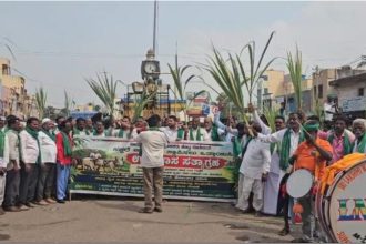 Farmers Stage Hunger Strike Outside MLA Gaviyappas Residence Demanding Hosapete Sugar Factory 1