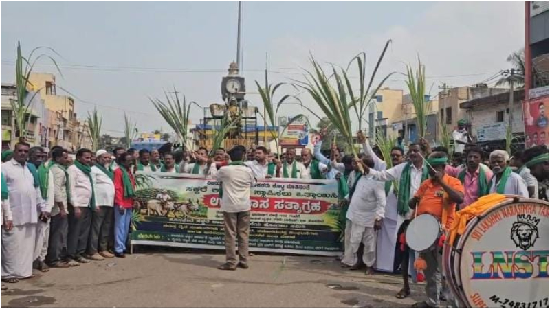 ಹೊಸಪೇಟೆಯಲ್ಲಿ ಸಕ್ಕರೆ ಕಾರ್ಖಾನೆಗಾಗಿ ಭುಗಿಲೆದ್ದ ಆಕ್ರೋಶ: ಶಾಸಕ ಗವಿಯಪ್ಪ ಮನೆ ಮುಂದೆ ಉಪವಾಸ ಸತ್ಯಾಗ್ರಹ
