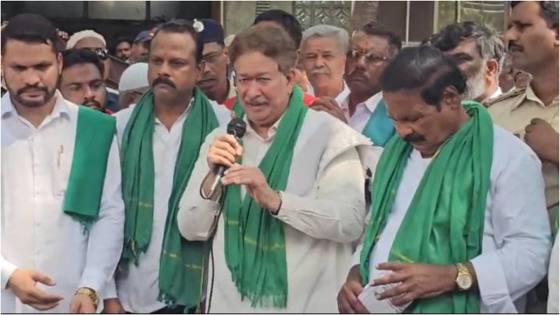 ಹೊಸಪೇಟೆಯಲ್ಲಿ ಸಕ್ಕರೆ ಕಾರ್ಖಾನೆಗಾಗಿ ಭುಗಿಲೆದ್ದ ಆಕ್ರೋಶ: ಶಾಸಕ ಗವಿಯಪ್ಪ ಮನೆ ಮುಂದೆ ಉಪವಾಸ ಸತ್ಯಾಗ್ರಹ 9 Farmers Stage Hunger Strike Outside MLA Gaviyappas Residence Demanding Hosapete Sugar Factory 2