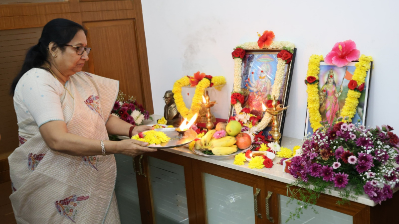 ಲೋಕಭವನದಲ್ಲಿ ಆಯುಧ ಪೂಜೆ: ವಿಶೇಷ ಪೂಜೆ ಸಲ್ಲಿಸಿದ ರಾಜ್ಯಪಾಲೆ ಸುಧಾ ಯಾದವ್ 15 Governer Sudha yadav 3
