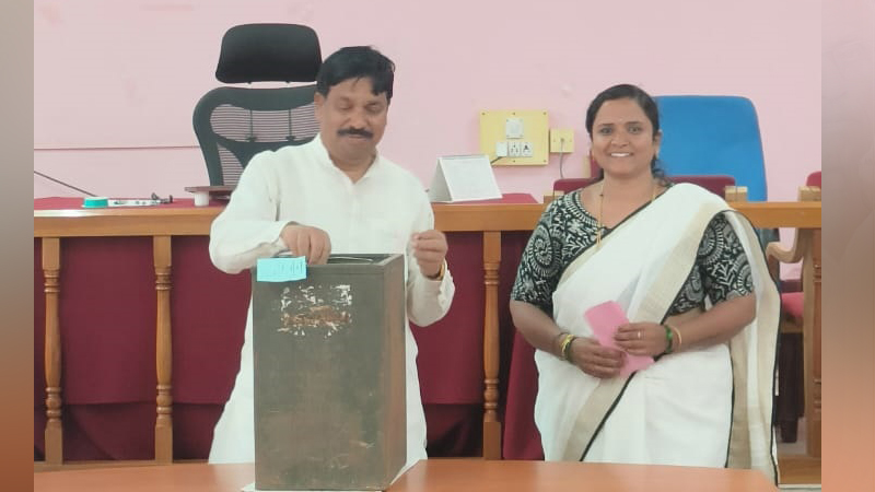ಪರಿಷತ್ ಚುನಾವಣೆಯಲ್ಲಿ ನಕಲಿ ಮತದಾನ - ಹಾವೇರಿ ಕಾಂಗ್ರೆಸ್ ಜಿಲ್ಲಾಧ್ಯಕ್ಷರ ಪತ್ನಿ ಹೆಸರಲ್ಲಿ ಕಾರ್ಯಕರ್ತೆ ವೋಟಿಂಗ್ 11 Haveri Voting 3
