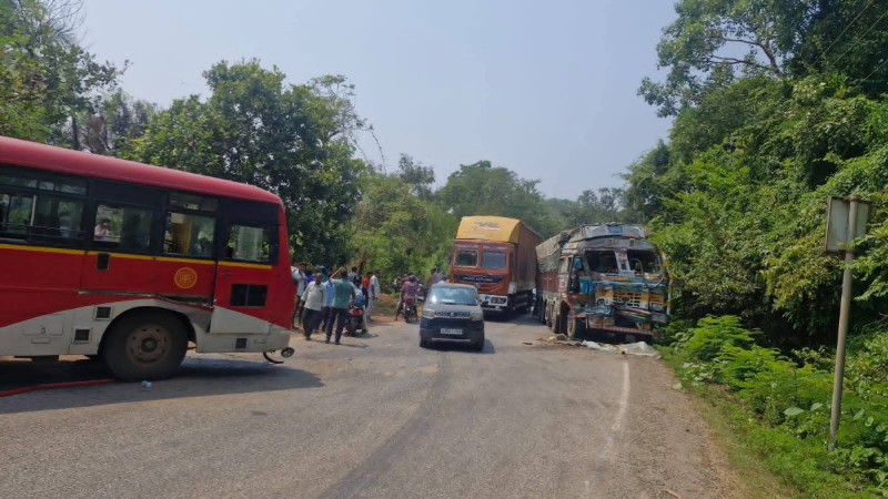 Head on collision between lorry and KSRTC bus child killed 10 injured in Ankola