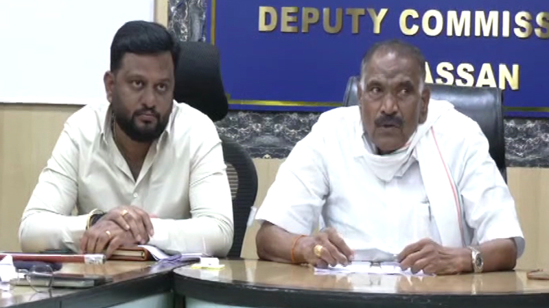 980 ರೂಪಾಯಿ ಶಾಲ್‌ಗೆ ಟೆಂಡರ್‌ ಬೇಡ, ಬೆಂಗ್ಳೂರಿಂದ ಹೋಲ್‌ಸೇಲ್‌ಗೆ ತನ್ನಿ – ಸಚಿವ ಶಿವಲಿಂಗೇಗೌಡ ಗರಂ