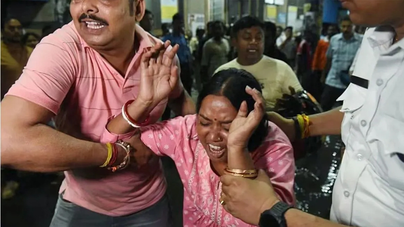 ದುರ್ಗಾಪೂಜೆ ವೇಳೆ ದುರಂತ | ಮನೇಲಿ ಮದ್ವೆ ತಯಾರಿ ನಡೀತಿತ್ತು, ಕಣ್ಣೆದುರೇ ಅಮ್ಮನನ್ನ ಕಳೆದುಕೊಂಡೆ – ಗೋಳಾಡಿದ ಯುವತಿ