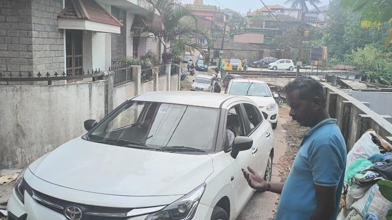 ಒಂದು ಮನೆಗೆ ನೀರು ಕೊಡಲು ಇಡೀ ರಸ್ತೆಯನ್ನೇ ಅಗೆದ ನಗರಸಭೆ ಸಿಬ್ಬಂದಿ! 10 Madikeri 02