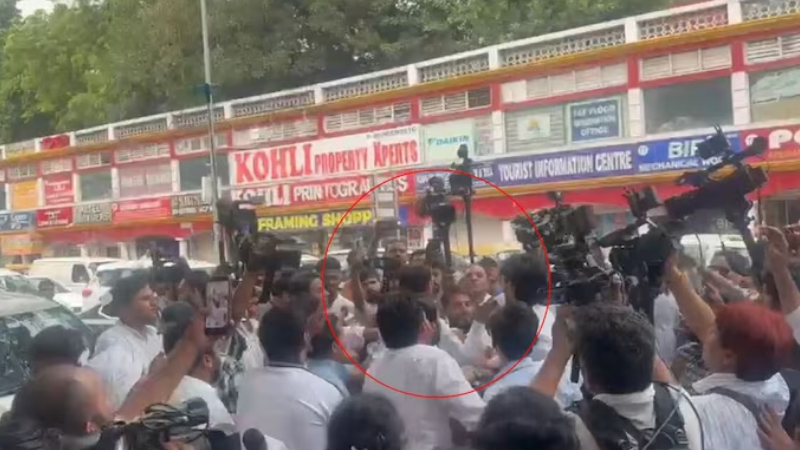 ದೆಹಲಿ | ವಿಪಕ್ಷಗಳ ಪ್ರತಿಭಟನೆಯಲ್ಲಿ ಮೋದಿ ಪರ ಘೋಷಣೆ ಕೂಗಿದ ವ್ಯಕ್ತಿ ಮೇಲೆ ಹಲ್ಲೆ