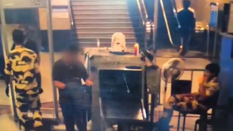 Man bolts during Delhi Metro screening 155 gm gold powder found in undergarment