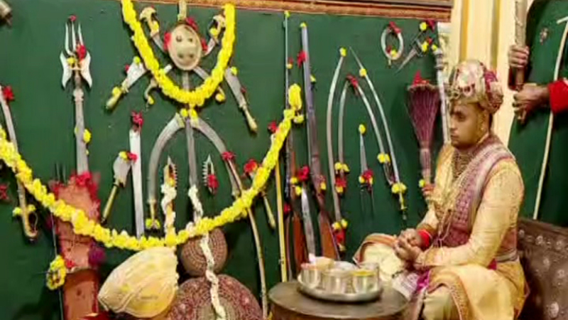ಅಂಬಾವಿಲಾಸ ಅರಮನೆಯಲ್ಲಿ ಆಯುಧ ಪೂಜೆ ಸಂಭ್ರಮ – ಯದುವೀರ್ ಒಡೆಯರ್‌ರಿಂದ ಪೂಜಾ ಕೈಂಕರ್ಯ