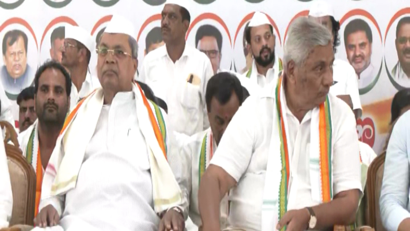ಒಂದೇ ವೇದಿಕೆಯಲ್ಲಿ ಕಾಣಿಸಿಕೊಂಡ ಸಿದ್ದರಾಮಯ್ಯ – ಕೆ.ವೆಂಕಟೇಶ್; ಅಕ್ಕಪಕ್ಕ ಕೂತ್ರೂ ಗಪ್‌ಚುಪ್