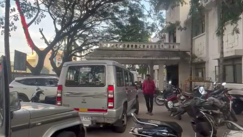 ನೆಲಮಂಗಲ ತಾಲೂಕು ಕಚೇರಿ ಮೇಲೆ ʻಲೋಕಾʼ ದಾಳಿ - ರೈತನ ಭೂಮಿ ಸರ್ವೆಗೆ ಲಂಚ ಕೇಳಿದ್ದ ಅಧಿಕಾರಿ ಲಾಕ್ 2 Nelamangala Loka raid 2