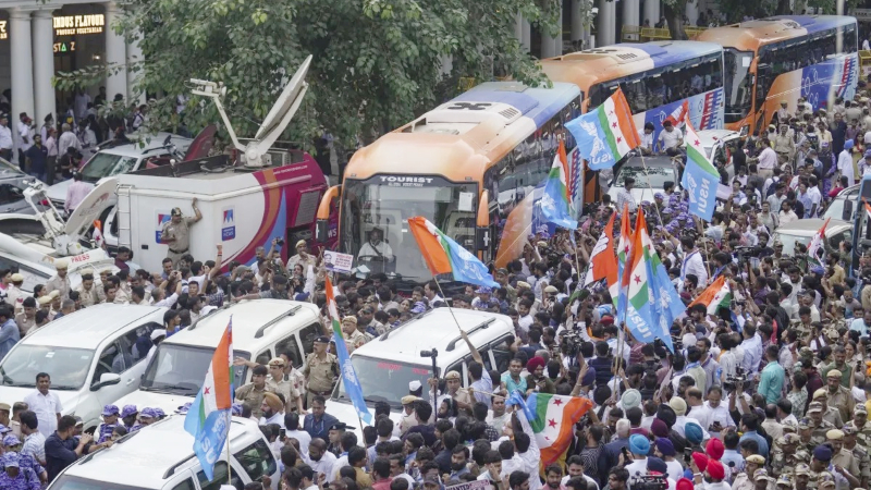 ಸಿಇಸಿ ಪ್ರತಿಭಟನೆಯಿಂದ ಭಾರೀ ಟ್ರಾಫಿಕ್ ಜಾಮ್ – 5000ಕ್ಕೂ ಅಧಿಕ ಪ್ರಯಾಣಿಕರಿಗೆ ಟ್ರೈನ್‌ ಮಿಸ್