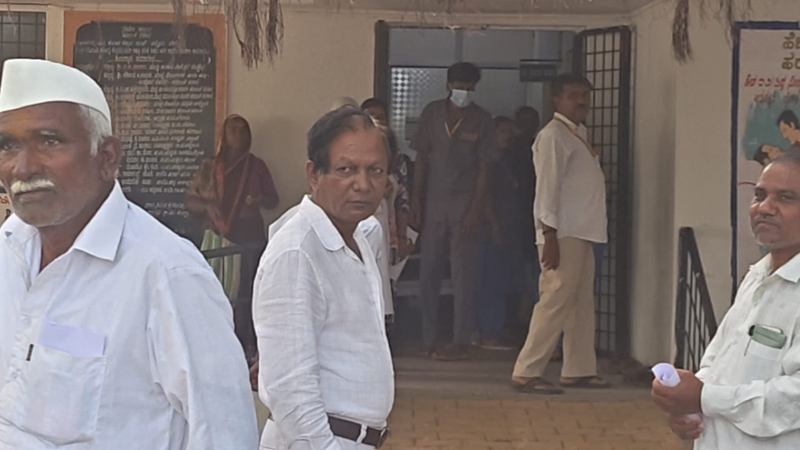 ಪ್ರಸಾದ ಸೇವಿಸಿ 100ಕ್ಕೂ ಹೆಚ್ಚು ಜನ ಅಸ್ವಸ್ಥ: THO ಕಾರ್ಯವೈಖರಿಗೆ ದುರ್ಯೋಧನ ಐಹೊಳೆ ತರಾಟೆ