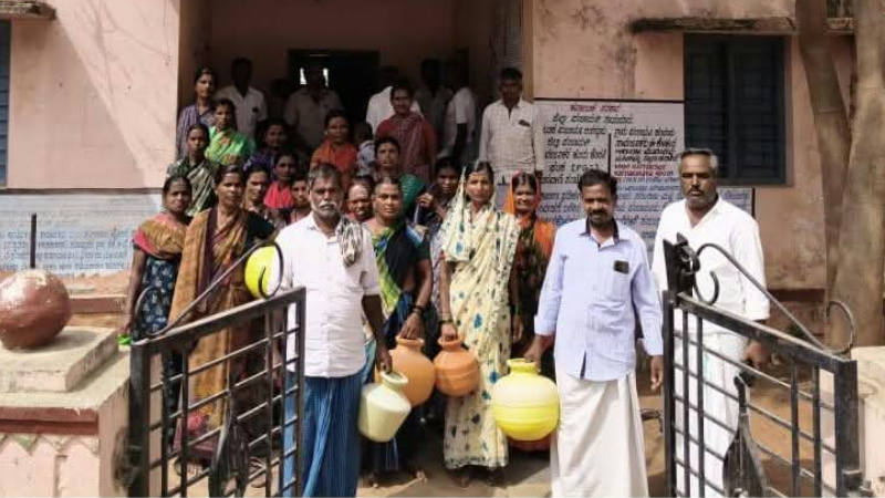 15 ದಿನಗಳಿಂದ ಕುಡಿಯುವ ನೀರಿಗೆ ಹಾಹಾಕಾರ – ಗ್ರಾಪಂ ಕಚೇರಿ ಮುಂದೆ ಬಿಂದಿಗೆ ಹಿಡಿದು ಹೋರಾಟ