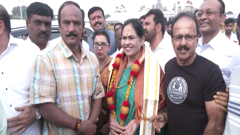 ಸಿದ್ದರಾಮಯ್ಯರನ್ನ ಬ್ಲ್ಯಾಕ್ಮೇಲ್ ಮಾಡಿ ರಾಜೀನಾಮೆ ಕೊಡಿಸಿದ್ರು ಅನ್ನೋ ಮಾಹಿತಿ ಇದೆ: ಶೋಭಾ ಕರಂದ್ಲಾಜೆ 9 Shobha Karandlaje