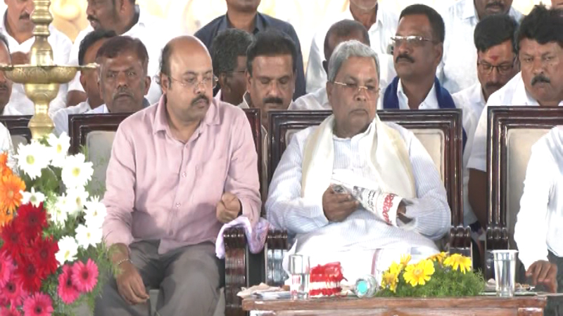 ನನಗೆ ಆಶೀರ್ವಾದ ನೀಡಿದಂತೆ ಯತೀಂದ್ರಗೂ ನೀಡಬೇಕು - ಮಾಜಿ ಸಿಎಂ ಸಿದ್ರಾಮಯ್ಯ ಭಾವುಕ ನುಡಿ 9 Siddaramaiah 3
