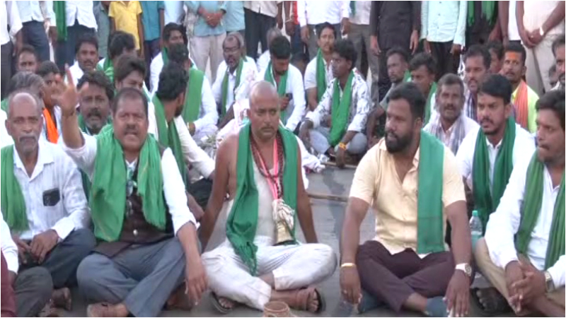 ಧಾರವಾಡಕ್ಕೆ ತಲುಪಿದ ಪಾದಯಾತ್ರೆ: ಸರ್ಕಾರದ ಮನವಿಗೂ ಜಗ್ಗದ ಕಬ್ಬು ಬೆಳೆಗಾರರು