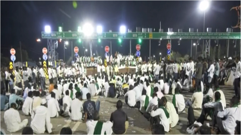 ಕಬ್ಬು ಬೆಳೆಗಾರರ ಆಕ್ರೋಶ – ರಾಷ್ಟ್ರೀಯ ಹೆದ್ದಾರಿ ತಡೆದು ಅಹೋರಾತ್ರಿ ಧರಣಿ, ವಾಹನ ಸವಾರರ ಪರದಾಟ
