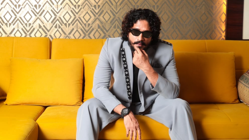ಖಡಕ್ ಲುಕ್ನಲ್ಲಿ ವಸಿಷ್ಠ ಸಿಂಹ: ಬರ್ತ್ಡೇ ಸ್ಪೆಷಲ್ ‘ಭೀಮ್ & ರಾವ್’ ಪೋಸ್ಟರ್ ರಿವೀಲ್ 9 Vashishta simha