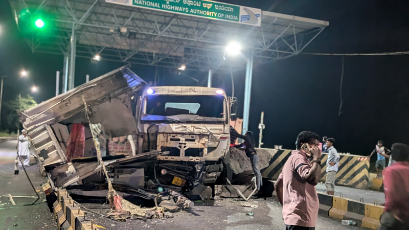 Vijayapura Tipper Hits Toll Plaza