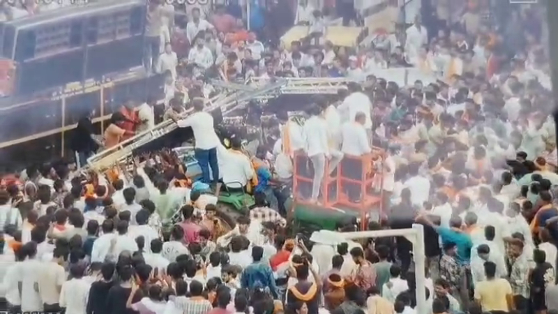 ಗಣಪತಿ ಶೋಭಾಯಾತ್ರೆಯಲ್ಲಿ ಮುರಿದು ಬಿದ್ದ ಕಮಾನು – ವೃದ್ಧನಿಗೆ ಗಂಭೀರ ಗಾಯ