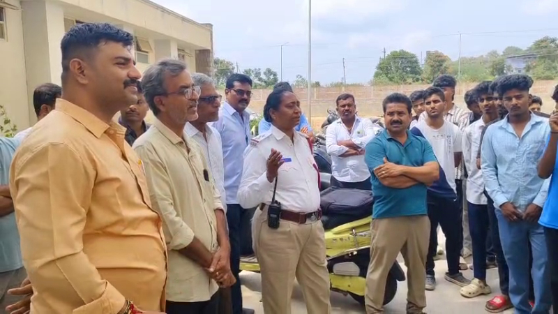 car collides with cng truck 2 boys dies in davanagere bada cross 1