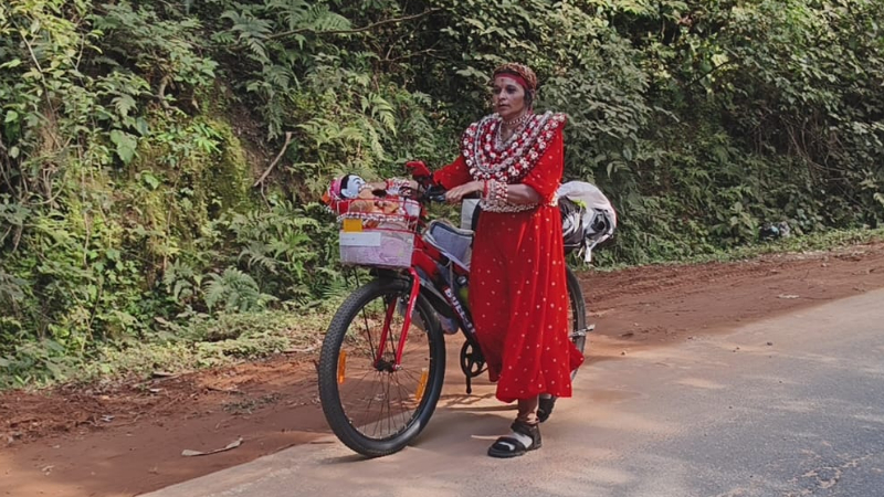 ಬಾಲಕೃಷ್ಣನ ಜೊತೆ ಸೈಕಲ್ ತಳ್ಳಿಕೊಂಡೇ 40 ಸಾವಿರ ಕಿಮೀ ಪಾದಯಾತ್ರೆ ಮಾಡಿದ ಗೀತಾ ಮಾತಾಜಿ!