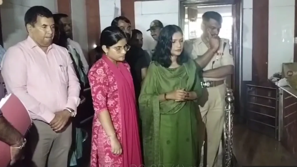 ಮುನಿಸು ಮರೆತು ಒಂದಾದ ಡಿಸಿ, ಎಸ್ಪಿ - ಒಟ್ಟಾಗಿ ಹಾಸನಾಂಬ ದರ್ಶನೋತ್ಸವ ಸಿದ್ಧತೆ ಪರಿಶೀಲನೆ; ಕುಂಕುಮಾರ್ಚನೆ 9 hassan DC And SP in Hasanamba Temple