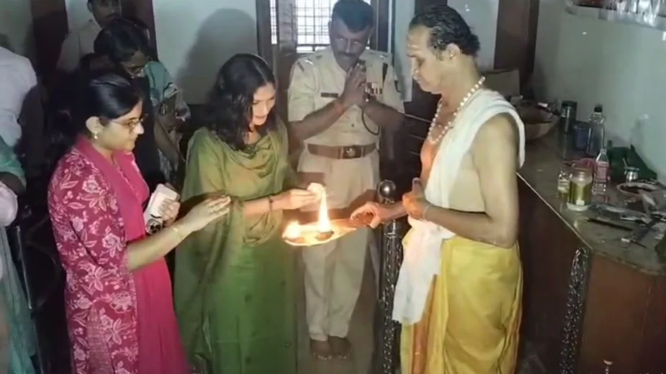 ಮುನಿಸು ಮರೆತು ಒಂದಾದ ಡಿಸಿ, ಎಸ್ಪಿ – ಒಟ್ಟಾಗಿ ಹಾಸನಾಂಬ ದರ್ಶನೋತ್ಸವ ಸಿದ್ಧತೆ ಪರಿಶೀಲನೆ; ಕುಂಕುಮಾರ್ಚನೆ